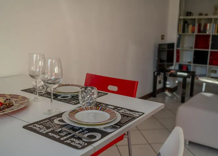 Guesthost - Cozy Flat Close To The Center Piacenza